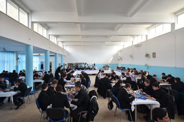 Înalt Preasfinţitul Teofan, în mijlocul seminariştilor de la Piatra Neamţ