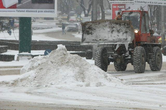 Zăpada îngreunează circulaţia rutieră în Moldova