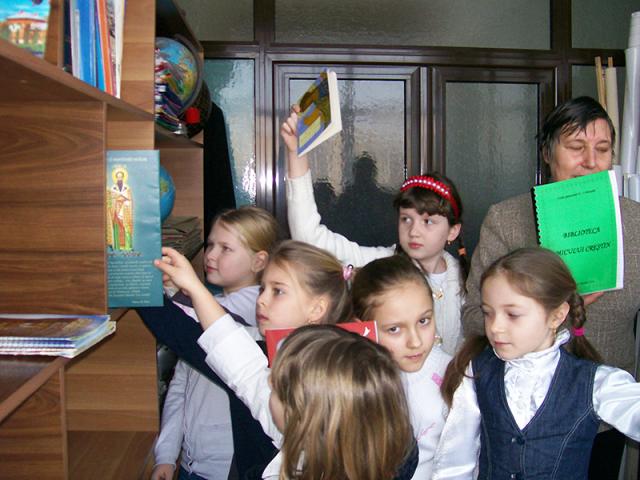 Copii şi cărţi la Şcoala 11 din Botoşani