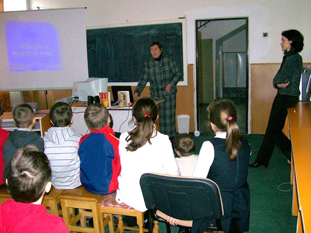 Copii şi cărţi la Şcoala 11 din Botoşani