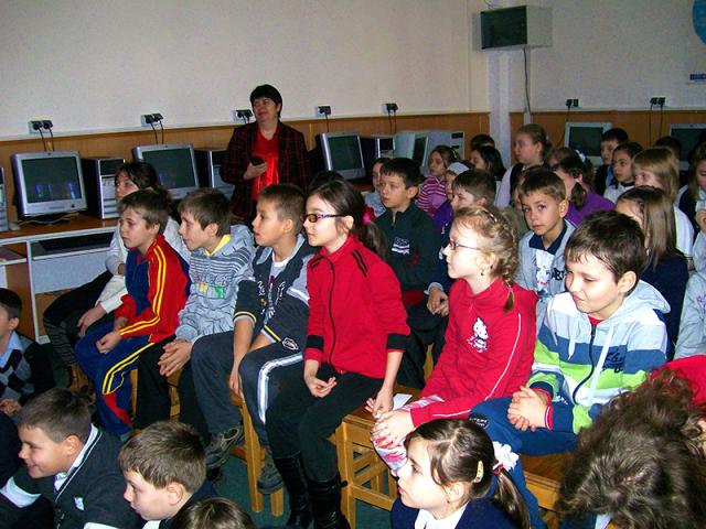 Copii şi cărţi la Şcoala 11 din Botoşani