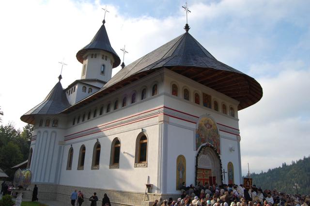 Părintele Teofil, stareţul Mănăstirii Pângăraţi, întâmpinat în lumea veşniciei