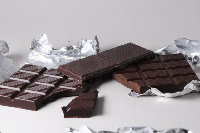 Ciocolata neagră ajută la scăderea în greutate