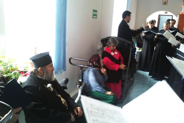 PS Ioachim Băcăuanul, alături de bătrânii Centrului rezidenţial Hârja