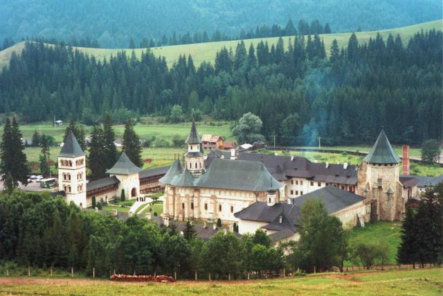 Învierea Domnului la Miclăuşeni şi Mănăstirea Durău