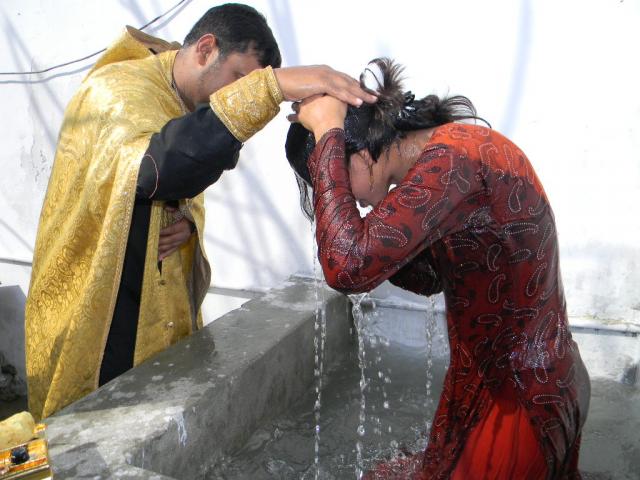 174 de pakistanezi botezaţi în Ortodoxie