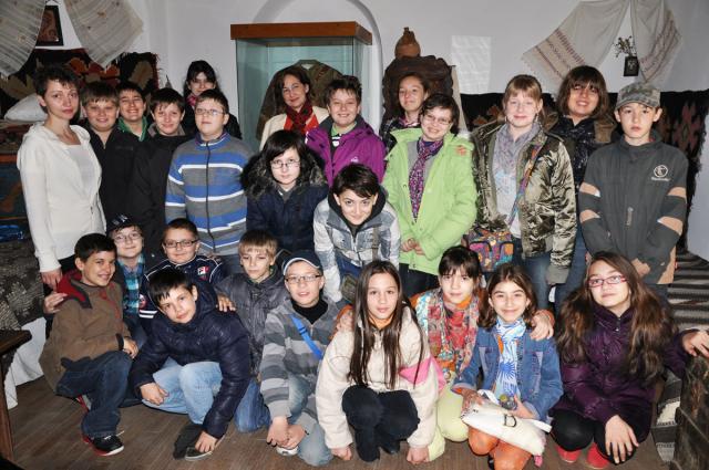 25 de elevi de la Informatică, la „Şezătoare la Mănăstirea Golia“