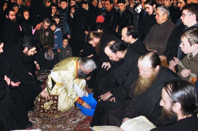 Rânduiala spălării picioarelor la Mănăstirea Putna