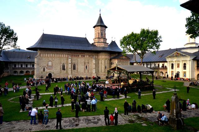 Slujba Privegherii la hramul Mănăstirii Neamţ