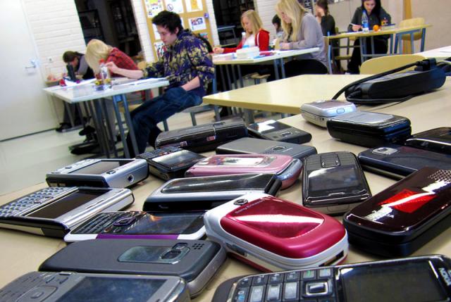 Ce facem cu telefonul mobil la școală?