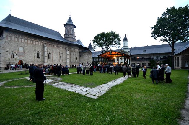 Slujba Privegherii la hramul Mănăstirii Neamţ