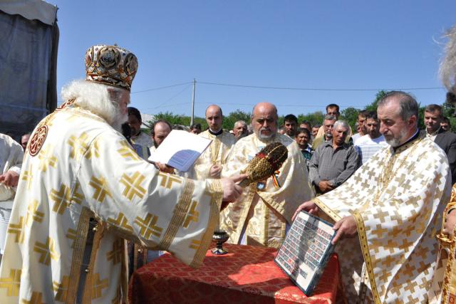 „Credincioşii acestei parohii se înveşnicesc prin construcţia noii biserici“
