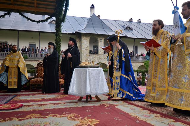 Slujba Privegherii la hramul Mănăstirii Neamţ