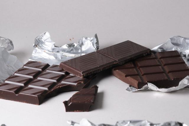 Consumul de ciocolată neagră ajută la prevenirea accidentelor cardiace