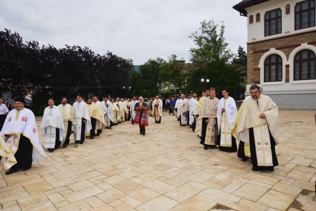 Procesiune la Piatra Neamţ cu moaştele Sfântului Ierarh Varlaam