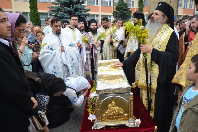 Procesiune la Piatra Neamţ cu moaştele Sfântului Ierarh Varlaam