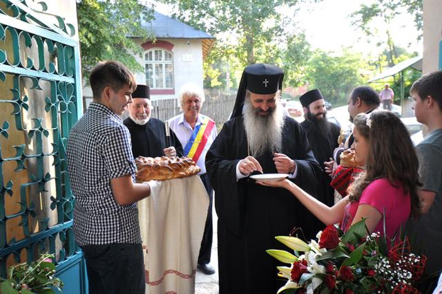 O zi cu mitropolitul prin parohiile Moldovei