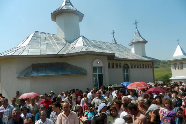 Binecuvântări arhiereşti în trei parohii ale Moldovei