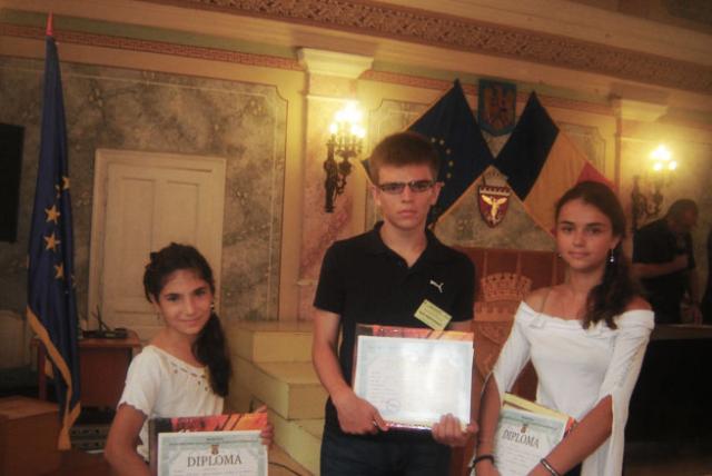 Elevi băcăuani premiaţi la concursul naţional „Democraţie şi toleranţă“