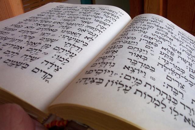 Politician evreu rupe pagini din Biblie