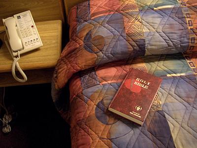 Kindle cu Biblia în camerele de hotel din Newcastle