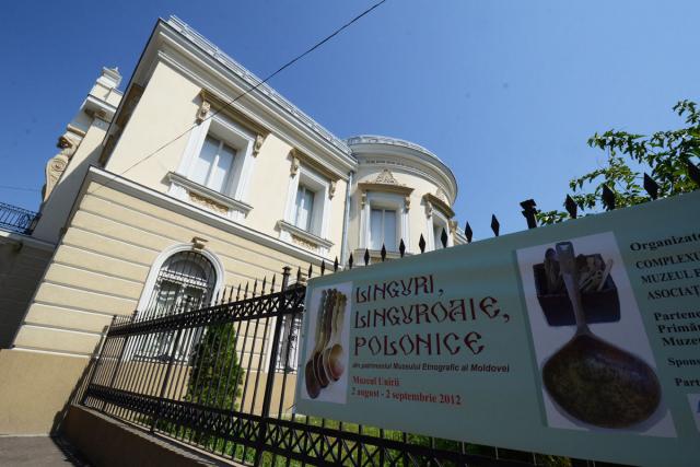 Linguri, linguroaie şi polonice de colecţie, expuse la Muzeul Unirii