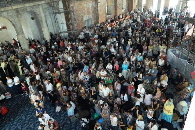 O mie de credincioşi în rugăciune la Oneşti