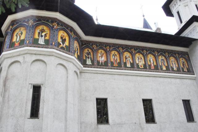 A început pictarea exteriorului Bisericii „Sf. Ioan Iacob“ de la Mănăstirea Neamţ