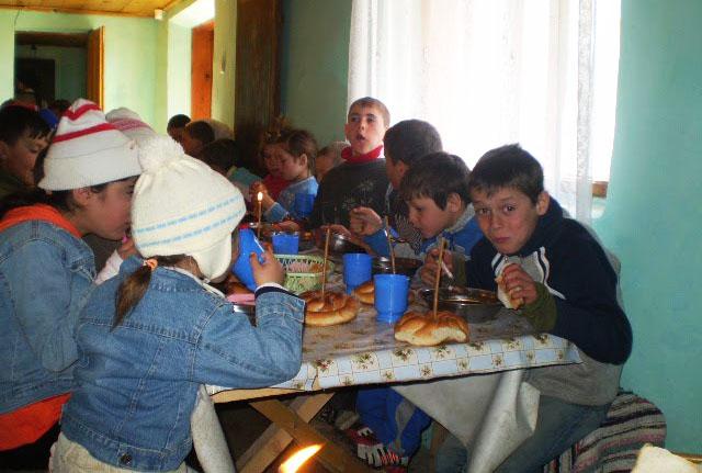Ajutor pentru 20 de copii din parohia Mânzaţi, Protopopiatul Bârlad
