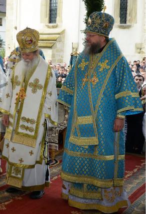 Doi arhierei vor sluji în biserica ucraineană din Suceava