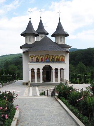 Pelerin la icoana făcătoare de minuni de la Mănăstirea Sihăstria