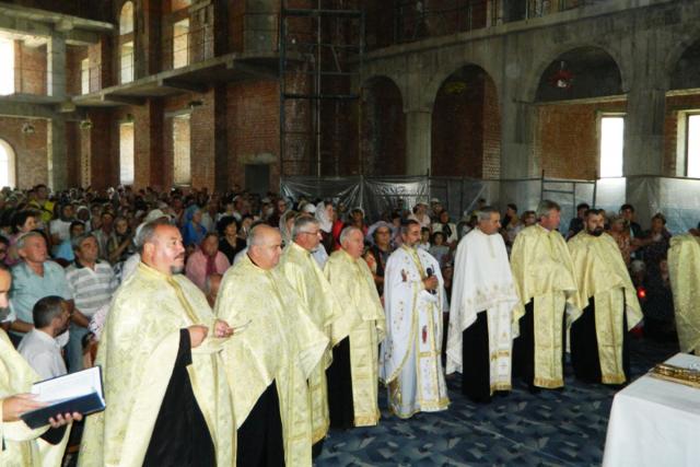 O mie de credincioşi în rugăciune la Oneşti
