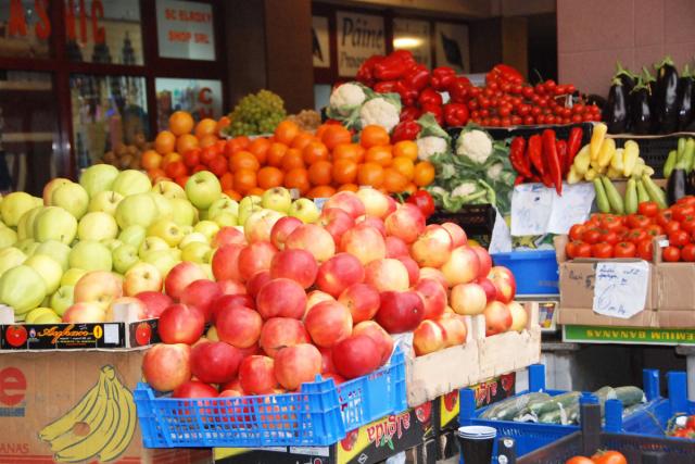 76% dintre români consumă zilnic legume şi fructe