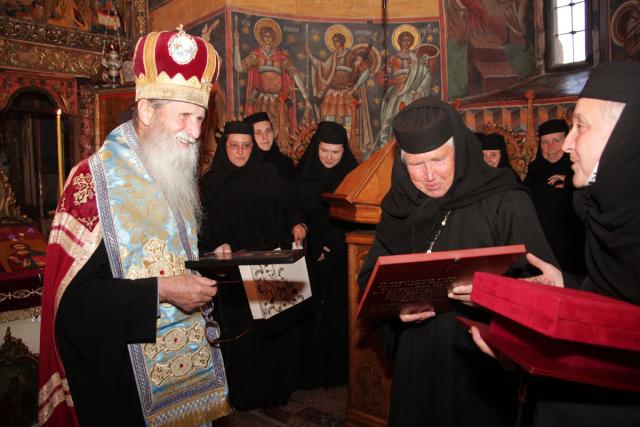 Distincţie patriarhală pentru stareţa Mănăstirii Voroneţ