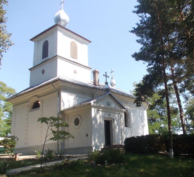 Două biserici din Moldova au primit veşmântul sfinţirii