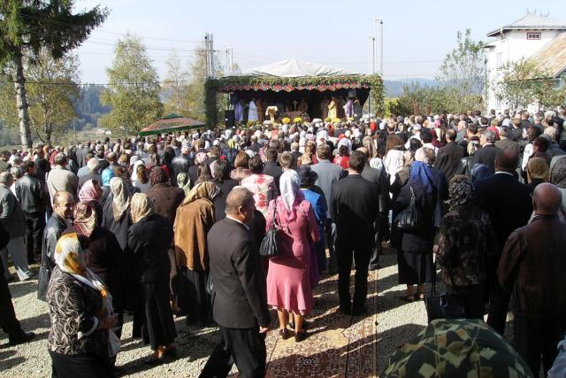 Două biserici din Moldova au primit veşmântul sfinţirii