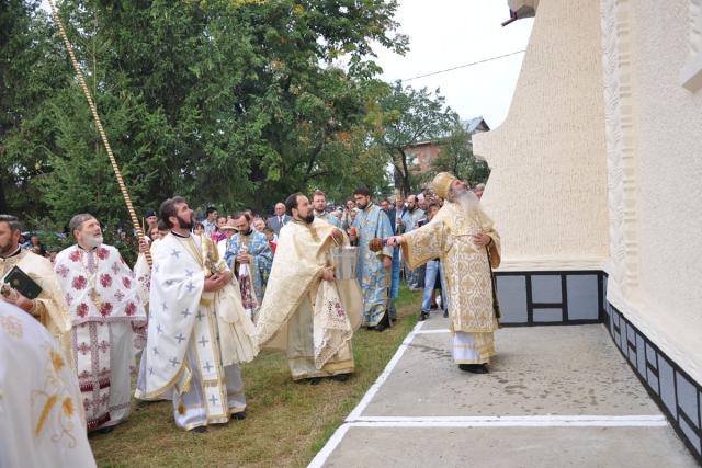 Altar de vară şi 90 de icoane în mozaic, sfinţite de IPS Teofan la Belceşti