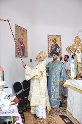 Altar de vară şi 90 de icoane în mozaic, sfinţite de IPS Teofan la Belceşti