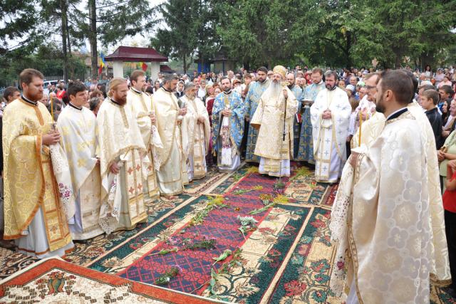 Altar de vară şi 90 de icoane în mozaic, sfinţite de IPS Teofan la Belceşti