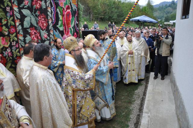 Doi ierarhi la sfinţirea bisericii din Crivaia, Tarcău