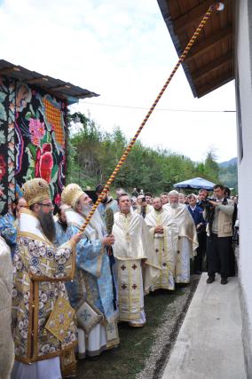 Doi ierarhi la sfinţirea bisericii din Crivaia, Tarcău
