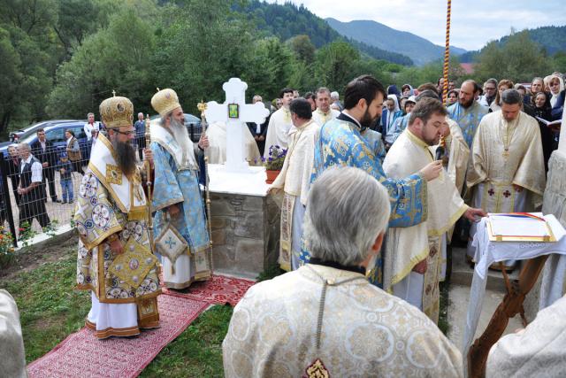 Doi ierarhi la sfinţirea bisericii din Crivaia, Tarcău