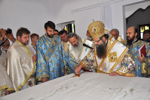 Doi ierarhi la sfinţirea bisericii din Crivaia, Tarcău