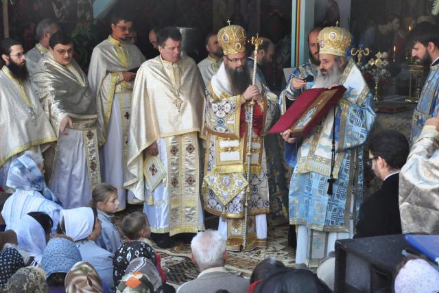 Doi ierarhi la sfinţirea bisericii din Crivaia, Tarcău