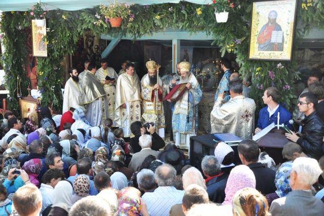 Doi ierarhi la sfinţirea bisericii din Crivaia, Tarcău
