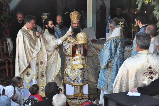Doi ierarhi la sfinţirea bisericii din Crivaia, Tarcău