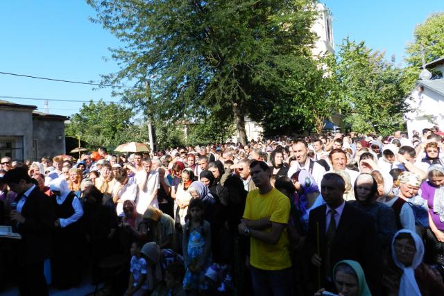 Mii de credincioşi la resfinţirea Bisericii „Sfântul Ierarh Spiridon“