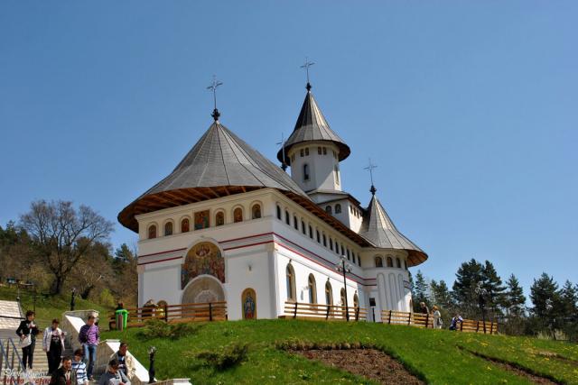 Pelerinaj în numele Sfântului Dimitrie la Mănăstirea Pângăraţi