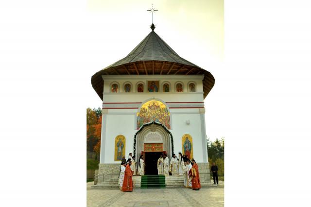 Mănăstirea Pângăraţi şi-a sărbătorit ocrotitorul