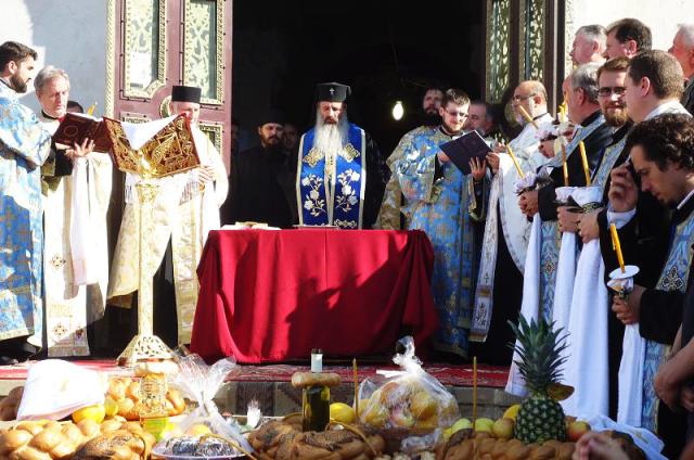 Slujbă de înmormântare pentru patruzeci de persoane la Biserica „Sf. Nectarie” din Iași